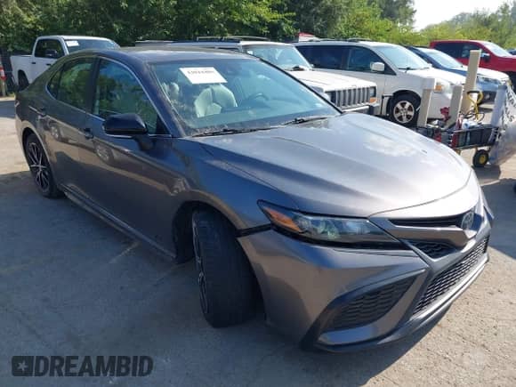 2023 Toyota Camry SE z VIN 4T1G11AK9PU094833, wystawiony jako IAAI lot #43044406 z przebiegiem 46 582 mil mil oraz . Historia ofert i sprzedaży dostępna na DreamBid. Obrazek 1.