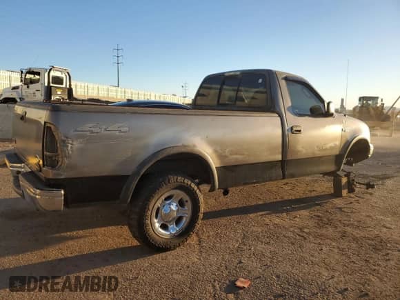 2002 Ford F-150 XL z VIN 1FTRF18262NB35586, wystawiony jako Copart lot #77114114 z przebiegiem 166 942 mil mil oraz Szkoda całkowita • Salvage title. Historia ofert i sprzedaży dostępna na DreamBid. Obrazek 3.