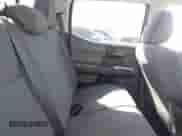 2021 Toyota Tacoma SR5 z VIN 3TYDZ5BN7MT003983, wystawiony jako IAAI lot #42052633 z przebiegiem 60 390 mil mil oraz . Historia ofert i sprzedaży dostępna na DreamBid. Obrazek 8.