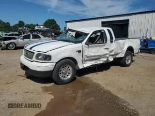 2001 Ford F-150 XL с VIN 1FTRX17WX1NA36608, выставлен на аукционе Copart как лот 65781635 с пробегом 3 211 110 миль миль и Списание • Salvage title. История ставок и продаж доступна на DreamBid. Изображение 1.
