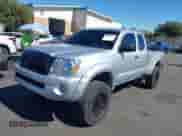 2005 Toyota Tacoma PreRunner z VIN 5TETU62N95Z060623, wystawiony jako IAAI lot #43472483 z przebiegiem 219 265 mil mil oraz . Historia ofert i sprzedaży dostępna na DreamBid. Obrazek 2.