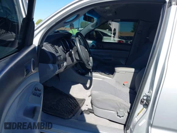 2005 Toyota Tacoma PreRunner z VIN 5TETU62N95Z060623, wystawiony jako IAAI lot #43472483 z przebiegiem 219 265 mil mil oraz . Historia ofert i sprzedaży dostępna na DreamBid. Obrazek 5.