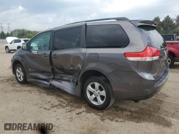 2013 Toyota Sienna LE AAS с VIN 5TDKK3DC6DS305613, выставлен на аукционе Copart как лот 66013225 с пробегом 87 778 миль миль и Списание • Salvage title. История ставок и продаж доступна на DreamBid. Изображение 2.