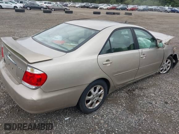 2005 Toyota Camry XLE with VIN 4T1BF30K55U106627, listed as a IAAI auction lot 43237399 with 216,571 mi miles and . Bid and sale history available at DreamBid. Image 4.