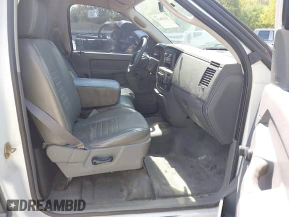 2006 Dodge 1500 ST z VIN 1D7HA16N46J157001, wystawiony jako IAAI lot #43228631 z przebiegiem 174 529 mil mil oraz . Historia ofert i sprzedaży dostępna na DreamBid. Obrazek 5.