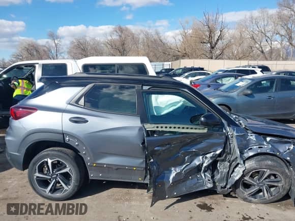 2021 Chevrolet TrailBlazer RS z VIN KL79MTSL8MB097878, wystawiony jako IAAI lot #41838234 z przebiegiem 53 905 mil mil oraz . Historia ofert i sprzedaży dostępna na DreamBid. Obrazek 13.