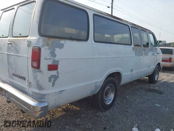1992 Dodge Passenger with VIN 2B5WB35Z4NK141133, listed as a IAAI auction lot 42568411 with 95,724 mi miles and . Bid and sale history available at DreamBid. Image 4.