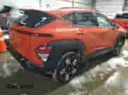 2024 Hyundai Kona SEL z VIN KM8HBCAB3RU136381, wystawiony jako Copart lot #81465344 z przebiegiem 4 200 mil mil oraz Szkoda całkowita • Salvage title. Historia ofert i sprzedaży dostępna na DreamBid. Obrazek 3.