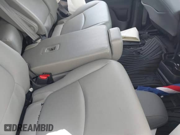 2025 Toyota Sienna XLE z VIN 5TDYRKEC1SS255652, wystawiony jako IAAI lot #42989500 z przebiegiem Nie podano mil oraz . Historia ofert i sprzedaży dostępna na DreamBid. Obrazek 8.