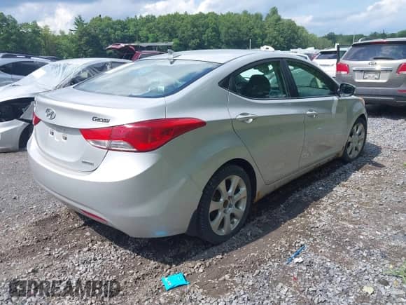 2013 Hyundai Elantra GLS z VIN KMHDH4AE6DU569067, wystawiony jako IAAI lot #42717649 z przebiegiem 122 915 mil mil oraz . Historia ofert i sprzedaży dostępna na DreamBid. Obrazek 4.