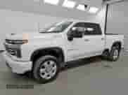 2023 Chevrolet Silverado 3500HD High Country z VIN 2GC4YVEY3P1720736, wystawiony jako Copart lot #55937575 z przebiegiem 37 463 mil mil oraz Czysty tytuł • Clean title. Historia ofert i sprzedaży dostępna na DreamBid. Obrazek 1.