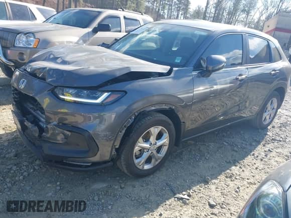 2025 Honda HR-V LX z VIN 3CZRZ2H35SM709640, wystawiony jako IAAI lot #41251423 z przebiegiem 201 mil mil oraz . Historia ofert i sprzedaży dostępna na DreamBid. Obrazek 17.