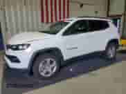 2023 Jeep Compass Latitude z VIN 3C4NJDBN5PT561715, wystawiony jako Copart lot #87426465 z przebiegiem 49 068 mil mil oraz Czysty tytuł • Clean title. Historia ofert i sprzedaży dostępna na DreamBid. Obrazek 1.
