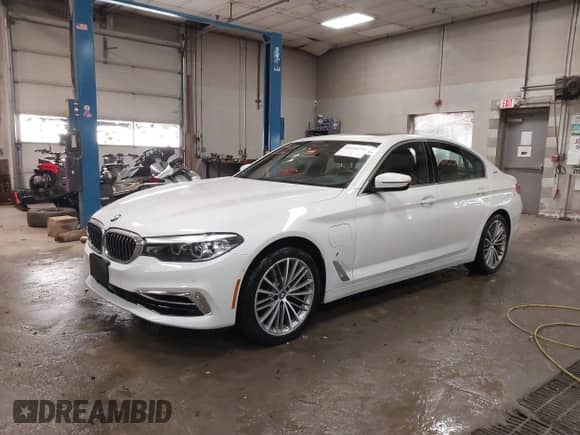 2019 BMW 5 Series 530e xDrive z VIN WBAJB1C51KB376190, wystawiony jako IAAI lot #41610326 z przebiegiem 22 089 mil mil oraz . Historia ofert i sprzedaży dostępna na DreamBid. Obrazek 17.