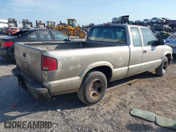 2002 Chevrolet S-10 LS с VIN 1GCCS19WX28127699, выставлен на аукционе IAAI как лот 42155788 с пробегом 334 683 миль миль и . История ставок и продаж доступна на DreamBid. Изображение 4.