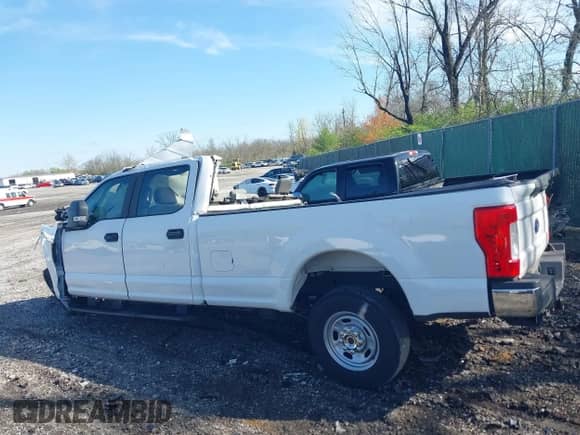 2019 Ford F-250 XL z VIN 1FT7W2A69KEG19732, wystawiony jako IAAI lot #41925065 z przebiegiem 104 337 mil mil oraz . Historia ofert i sprzedaży dostępna na DreamBid. Obrazek 13.