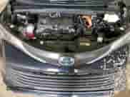 2025 Toyota Sienna XLE z VIN 5TDJSKFC6SS172710, wystawiony jako Copart lot #55451105 z przebiegiem 5 186 mil mil oraz Czysty tytuł • Clean title. Historia ofert i sprzedaży dostępna na DreamBid. Obrazek 12.