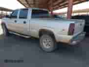 2004 Chevrolet Silverado 2500HD LS z VIN 1GCHK23204F266787, wystawiony jako IAAI lot #42609410 z przebiegiem 327 235 mil mil oraz . Historia ofert i sprzedaży dostępna na DreamBid. Obrazek 3.