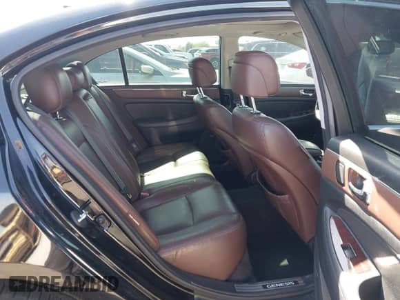 2010 Hyundai Genesis z VIN KMHGC4DF0AU109608, wystawiony jako IAAI lot #42315048 z przebiegiem 93 446 mil mil oraz . Historia ofert i sprzedaży dostępna na DreamBid. Obrazek 8.