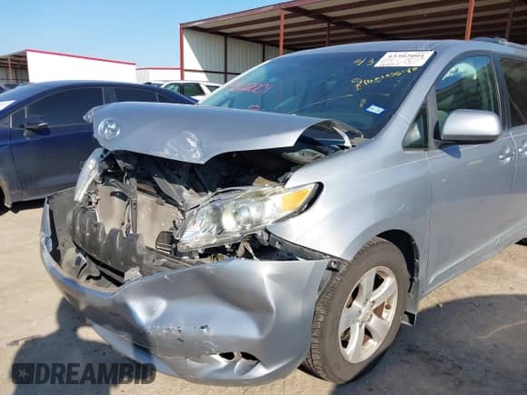 2015 Toyota Sienna LE z VIN 5TDKK3DC9FS557911, wystawiony jako IAAI lot #43302001 z przebiegiem 144 051 mil mil oraz . Historia ofert i sprzedaży dostępna na DreamBid. Obrazek 6.