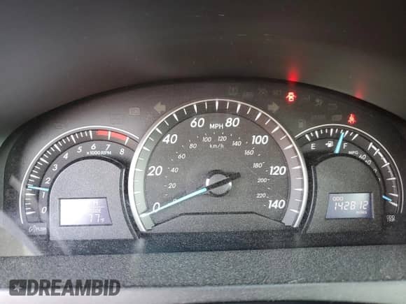 2012 Toyota Camry XLE z VIN 4T1BF1FK7CU531551, wystawiony jako Copart lot #84990275 z przebiegiem 142 812 mil mil oraz Czysty tytuł • Clean title. Historia ofert i sprzedaży dostępna na DreamBid. Obrazek 9.