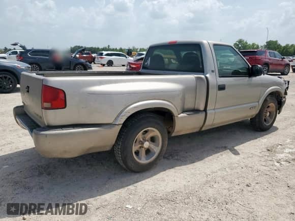 1999 Chevrolet S-10 z VIN 1GCCS1447X8105303, wystawiony jako Copart lot #63233315 z przebiegiem 326 280 mil mil oraz Szkoda całkowita • Salvage title. Historia ofert i sprzedaży dostępna na DreamBid. Obrazek 3.