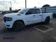 2023 Ram 1500 Big Horn z VIN 1C6RREBG2PN511783, wystawiony jako Copart lot #47061195 z przebiegiem 3 310 mil mil oraz Szkoda całkowita • Salvage title. Historia ofert i sprzedaży dostępna na DreamBid. Obrazek 1.