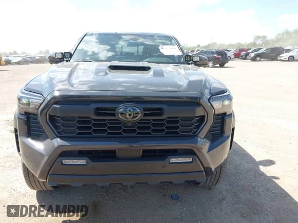 2024 Toyota Tacoma SR5 z VIN 3TMLB5JN2RM054571, wystawiony jako IAAI lot #42572496 z przebiegiem 7 157 mil mil oraz . Historia ofert i sprzedaży dostępna na DreamBid. Obrazek 12.