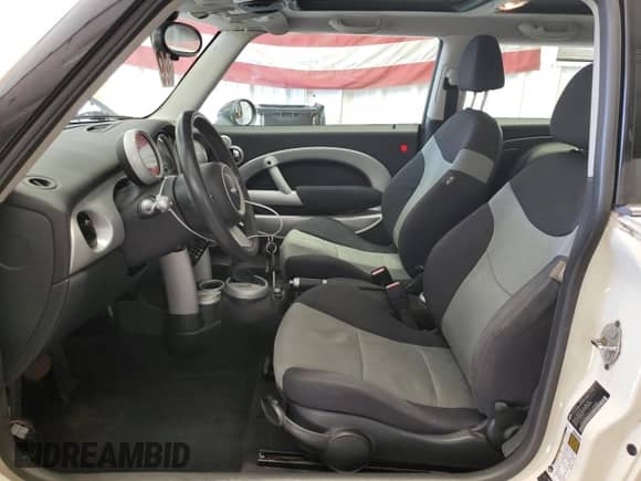 2005 MINI Hardtop с VIN WMWRC33445TJ68189, выставлен на аукционе Copart как лот 84388945 с пробегом 112 756 миль миль и Списание • Salvage title. История ставок и продаж доступна на DreamBid. Изображение 7.