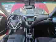 2015 Hyundai Veloster z VIN KMHTC6AD0FU238274, wystawiony jako Copart lot #82464584 z przebiegiem 14 312 mil mil oraz Czysty tytuł • Clean title. Historia ofert i sprzedaży dostępna na DreamBid. Obrazek 9.