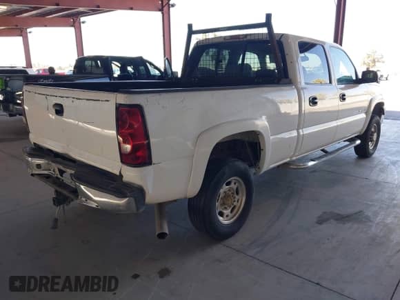 2006 Chevrolet Silverado 2500HD LT2 z VIN 1GCHC23U06F193311, wystawiony jako IAAI lot #43235792 z przebiegiem 241 786 mil mil oraz . Historia ofert i sprzedaży dostępna na DreamBid. Obrazek 4.