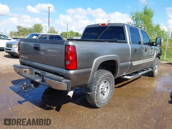 2007 Chevrolet Silverado 2500HD LS z VIN 1GCHC23U97F195897, wystawiony jako IAAI lot #43178020 z przebiegiem 221 601 mil mil oraz . Historia ofert i sprzedaży dostępna na DreamBid. Obrazek 4.