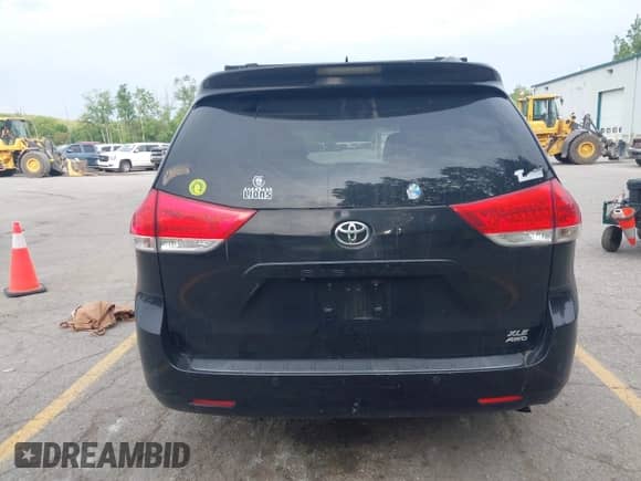 2012 Toyota Sienna XLE z VIN 5TDDK3DC9CS031735, wystawiony jako IAAI lot #42553720 z przebiegiem 286 348 mil mil oraz . Historia ofert i sprzedaży dostępna na DreamBid. Obrazek 16.