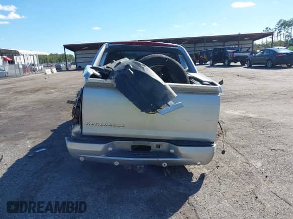 2011 Chevrolet Avalanche LT z VIN 3GNTKFE33BG223958, wystawiony jako IAAI lot #43435062 z przebiegiem 181 279 mil mil oraz . Historia ofert i sprzedaży dostępna na DreamBid. Obrazek 16.