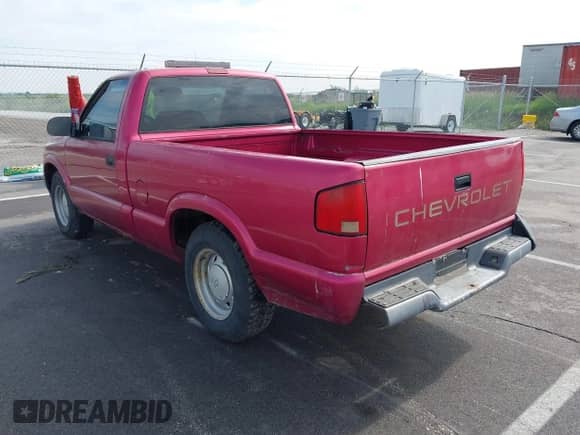 1994 Chevrolet S-10 z VIN 1GCCS1447R8110780, wystawiony jako IAAI lot #42418451 z przebiegiem 157 915 mil mil oraz . Historia ofert i sprzedaży dostępna na DreamBid. Obrazek 3.