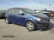 2012 Chevrolet Sonic LT z VIN 1G1JD6SHXC4211713, wystawiony jako Copart lot #79722584 z przebiegiem 80 258 mil mil oraz Czysty tytuł • Clean title. Historia ofert i sprzedaży dostępna na DreamBid. Obrazek 4.