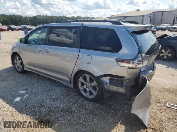 2013 Toyota Sienna SE with VIN 5TDXK3DC8DS384370, listed as a Copart auction lot 68105375 with 138,630 mi miles and Salvage title. Bid and sale history available at DreamBid. Image 2.