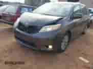 2013 Toyota Sienna XLE с VIN 5TDDK3DC6DS054942, выставлен на аукционе IAAI как лот 41172005 с пробегом 202 675 миль миль и . История ставок и продаж доступна на DreamBid. Изображение 2.