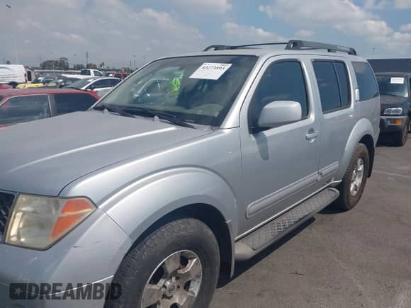 2006 Nissan Pathfinder SE z VIN 5N1AR18U36C614227, wystawiony jako IAAI lot #43273893 z przebiegiem 165 630 mil mil oraz . Historia ofert i sprzedaży dostępna na DreamBid. Obrazek 6.