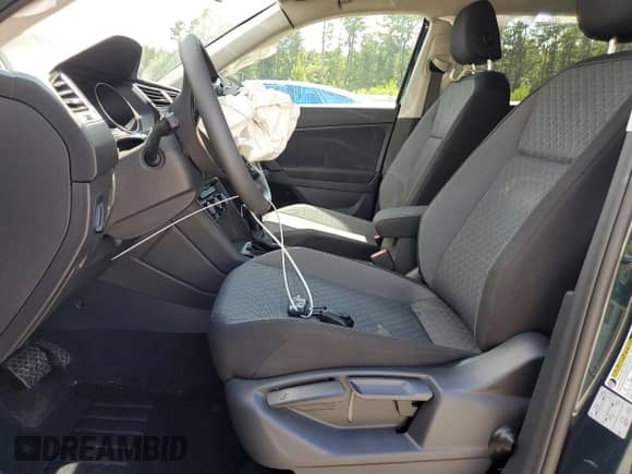 2019 Volkswagen Tiguan S с VIN 3VV1B7AX5KM130358, выставлен на аукционе Copart как лот 68848455 с пробегом Не указан миль и Списание • Salvage title. История ставок и продаж доступна на DreamBid. Изображение 7.