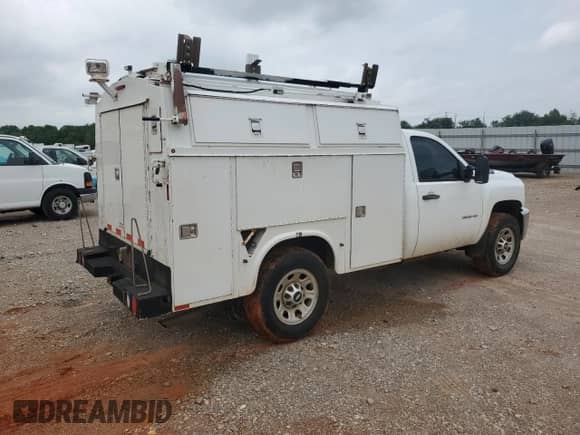 2012 Chevrolet Silverado 3500HD Work Truck z VIN 1GB3KZCGXCF203410, wystawiony jako Copart lot #56550195 z przebiegiem 246 744 mil mil oraz Czysty tytuł • Clean title. Historia ofert i sprzedaży dostępna na DreamBid. Obrazek 3.