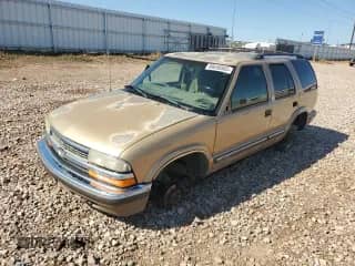 1999 Chevrolet Blazer LS z VIN 1GNDT13W5XK192763, wystawiony jako Copart lot #68658565 z przebiegiem Nie podano mil oraz Czysty tytuł • Clean title. Historia ofert i sprzedaży dostępna na DreamBid. Obrazek 1.