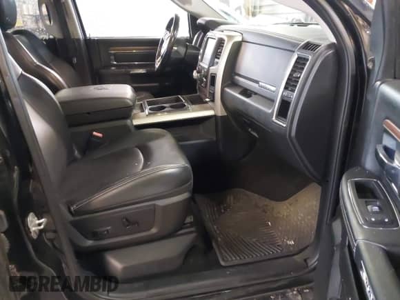 2014 Ram 1500 Laramie z VIN 1C6RR7NM2ES476528, wystawiony jako IAAI lot #42309574 z przebiegiem 150 307 mil mil oraz . Historia ofert i sprzedaży dostępna na DreamBid. Obrazek 5.