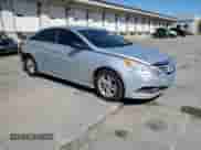 2014 Hyundai Sonata GLS z VIN 5NPEB4AC6EH847017, wystawiony jako Copart lot #86057645 z przebiegiem 156 020 mil mil oraz Szkoda całkowita • Salvage title. Historia ofert i sprzedaży dostępna na DreamBid. Obrazek 4.