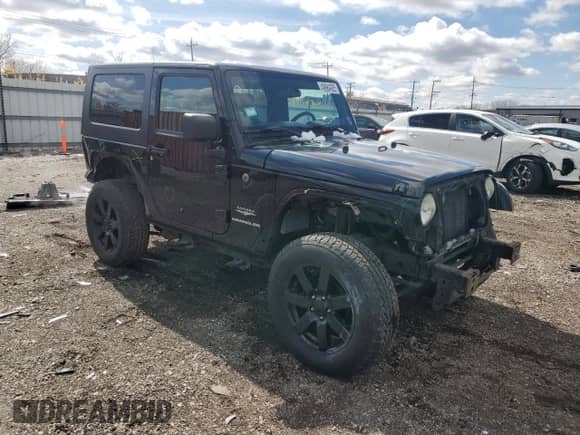 2010 Jeep Wrangler Sahara z VIN 1J4AA5D11AL171657, wystawiony jako Copart lot #49984925 z przebiegiem 101 132 mil mil oraz Szkoda całkowita • Salvage title. Historia ofert i sprzedaży dostępna na DreamBid. Obrazek 4.