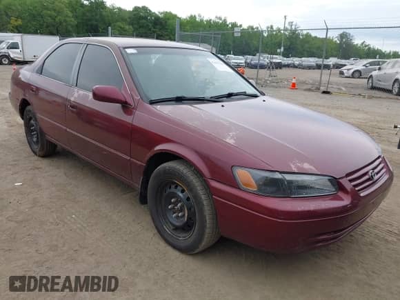 1997 Toyota Camry LE z VIN 4T1BF22K8VU005878, wystawiony jako IAAI lot #42447380 z przebiegiem 180 256 mil mil oraz . Historia ofert i sprzedaży dostępna na DreamBid. Obrazek 1.