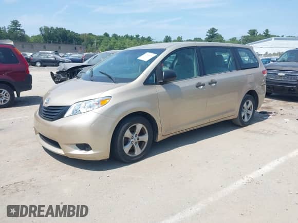 2013 Toyota Sienna L z VIN 5TDZK3DC3DS321573, wystawiony jako IAAI lot #42948394 z przebiegiem 98 780 mil mil oraz . Historia ofert i sprzedaży dostępna na DreamBid. Obrazek 2.