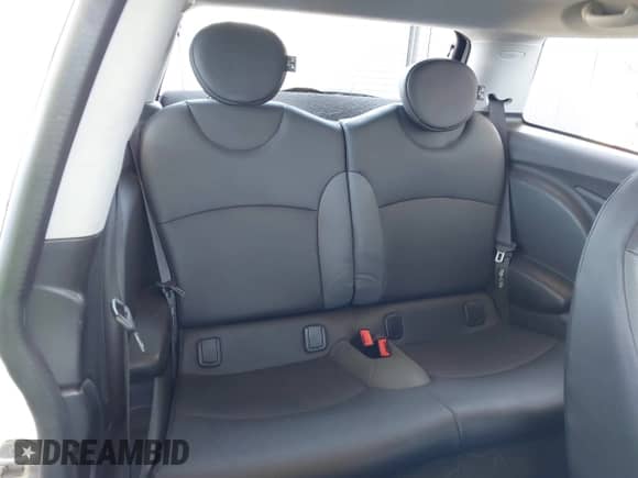 2010 MINI Hardtop с VIN WMWMF3C51ATZ25361, выставлен на аукционе IAAI как лот 42406652 с пробегом 70 593 миль миль и . История ставок и продаж доступна на DreamBid. Изображение 8.