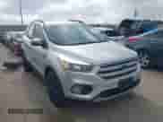 2018 Ford Escape SE z VIN 1FMCU9GD9JUC78285, wystawiony jako IAAI lot #43092402 z przebiegiem 111 326 mil mil oraz . Historia ofert i sprzedaży dostępna na DreamBid. Obrazek 1.