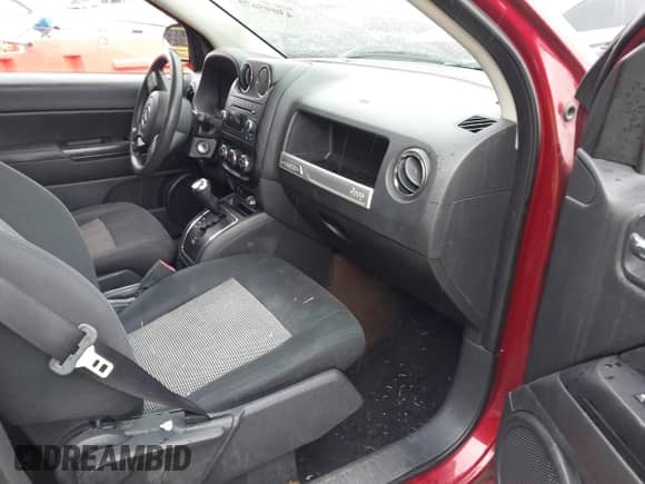 2014 Jeep Compass Sport z VIN 1C4NJDBBXED665156, wystawiony jako IAAI lot #43095675 z przebiegiem 122 639 mil mil oraz . Historia ofert i sprzedaży dostępna na DreamBid. Obrazek 5.